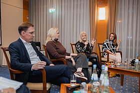 v.l.n.r.: Dr. Thorsten Lieb (Vorsitzender FDP-Hessen), Julia Frank (Co-Vorsitzende Bündnis 90/Die Grünen Hessen), Tanja Jost (Mitglied des Hessischen Landtags CDU-Fraktion), Dr. Josefine Koebe (Generalsekretärin SPD Hessen)