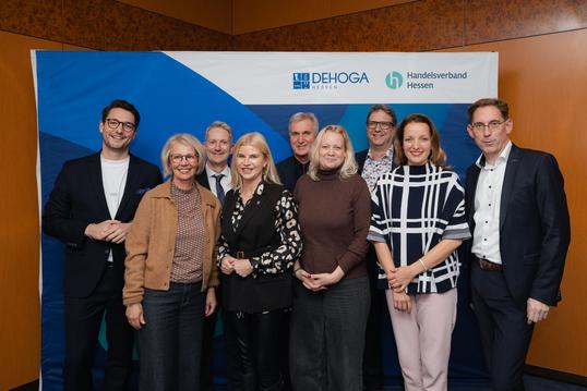 v.l.n.r.: Sven Rohde (Hauptgeschäftsführer Handelsverband Hessen e. V.), Petra Boberg (Freie Journalistin), Gisbert Kern (Hauptgeschäftsführer DEHOGA Hessen e. V.), Tanja Jost (Mitglied des Hessischen Landtags CDU-Fraktion), Robert Mangold (Präsident DEHOGA Hessen e. V.), Julia Frank (Co-Vorsitzende Bündnis 90/Die Grünen Hessen), Jochen Ruths (Präsident Handelsverband Hessen e. V.), Dr. Josefine Koebe (Generalsekretärin SPD Hessen), Dr. Thorsten Lieb (Vorsitzender FDP Hessen)