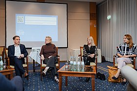 v.l.n.r.: Dr. Thorsten Lieb (Vorsitzender FDP-Hessen), Julia Frank (Co-Vorsitzende Bündnis 90/Die Grünen Hessen), Tanja Jost (Mitglied des Hessischen Landtags CDU-Fraktion), Dr. Josefine Koebe (Generalsekretärin SPD Hessen)