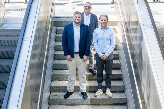 Linus Rieß (Referent Handelsverband Hessen e.V.), Dr. Joachim Stoll (Präsidiumsmitglied Handelsverband Hessen e.V. und Sprecher IG CITYhandel), Wolfgang Siefert (Mobilitätsdezernent Stadt Frankfurt) (v.l.n.r.)
